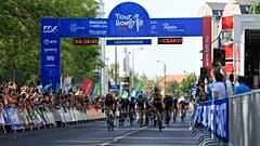 A győztes Olav Kooij (jobbra, sárga mezben) és a mezőny a székesfehérvári célban.