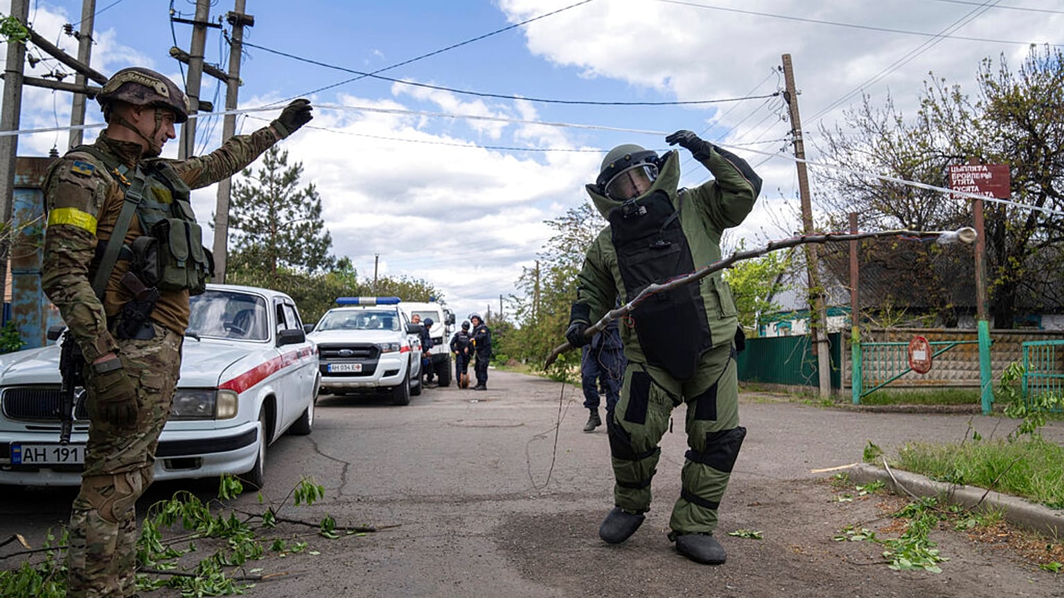 Ukrainische Soldaten entschärfen Minen nach russischem Angriff
