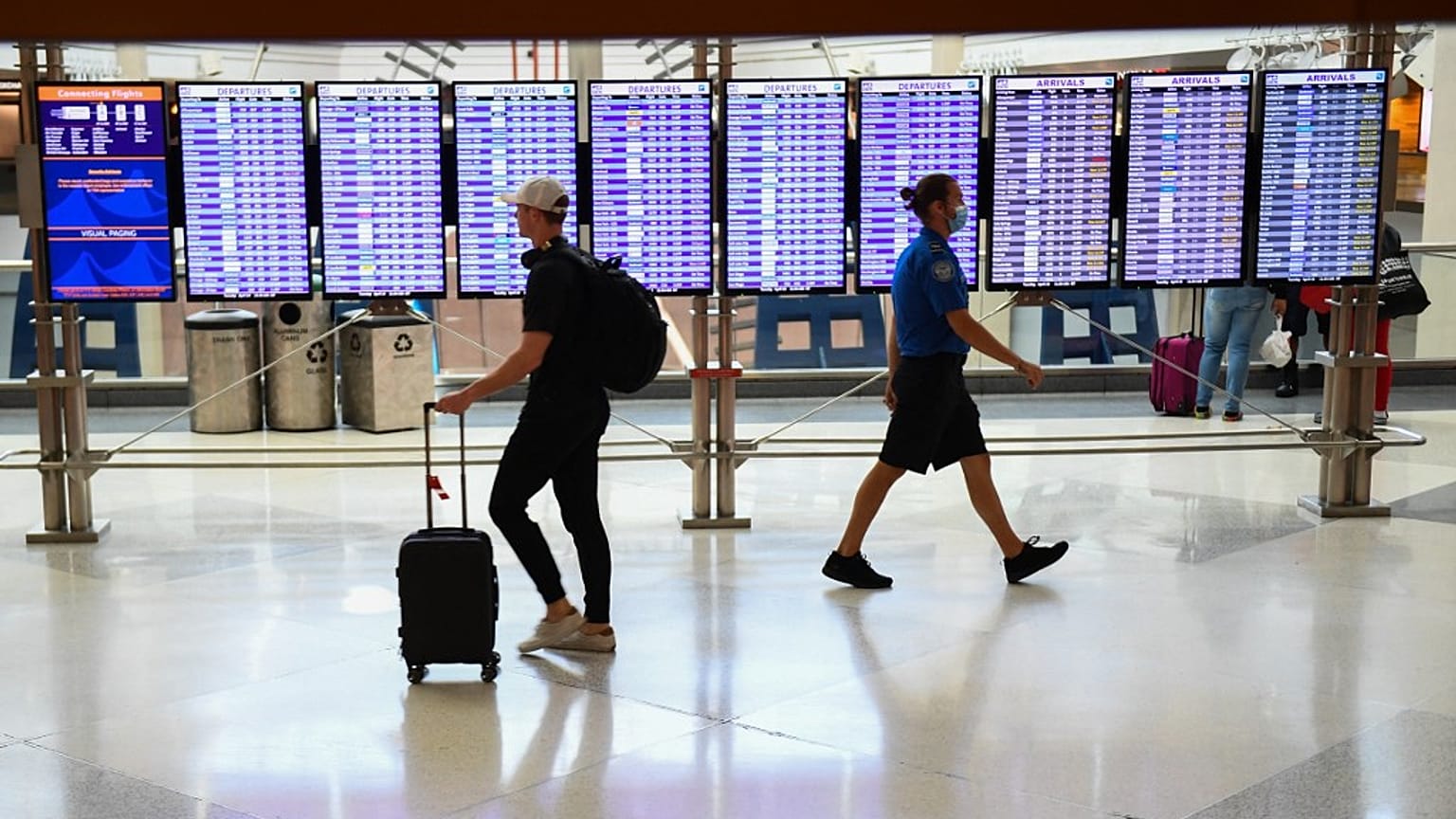 Viajeros en un aeropuerto