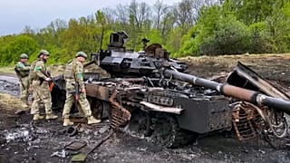 Tropas junto a un tanque destrozado