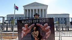 Un militant pour le droit à l'avortement devant la Cour suprême des États-Unis, le 11 mai 2022 à Washington.