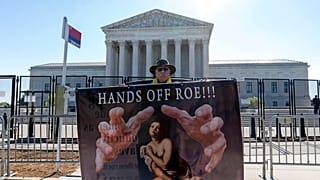 Un militant pour le droit à l'avortement devant la Cour suprême des États-Unis, le 11 mai 2022 à Washington.