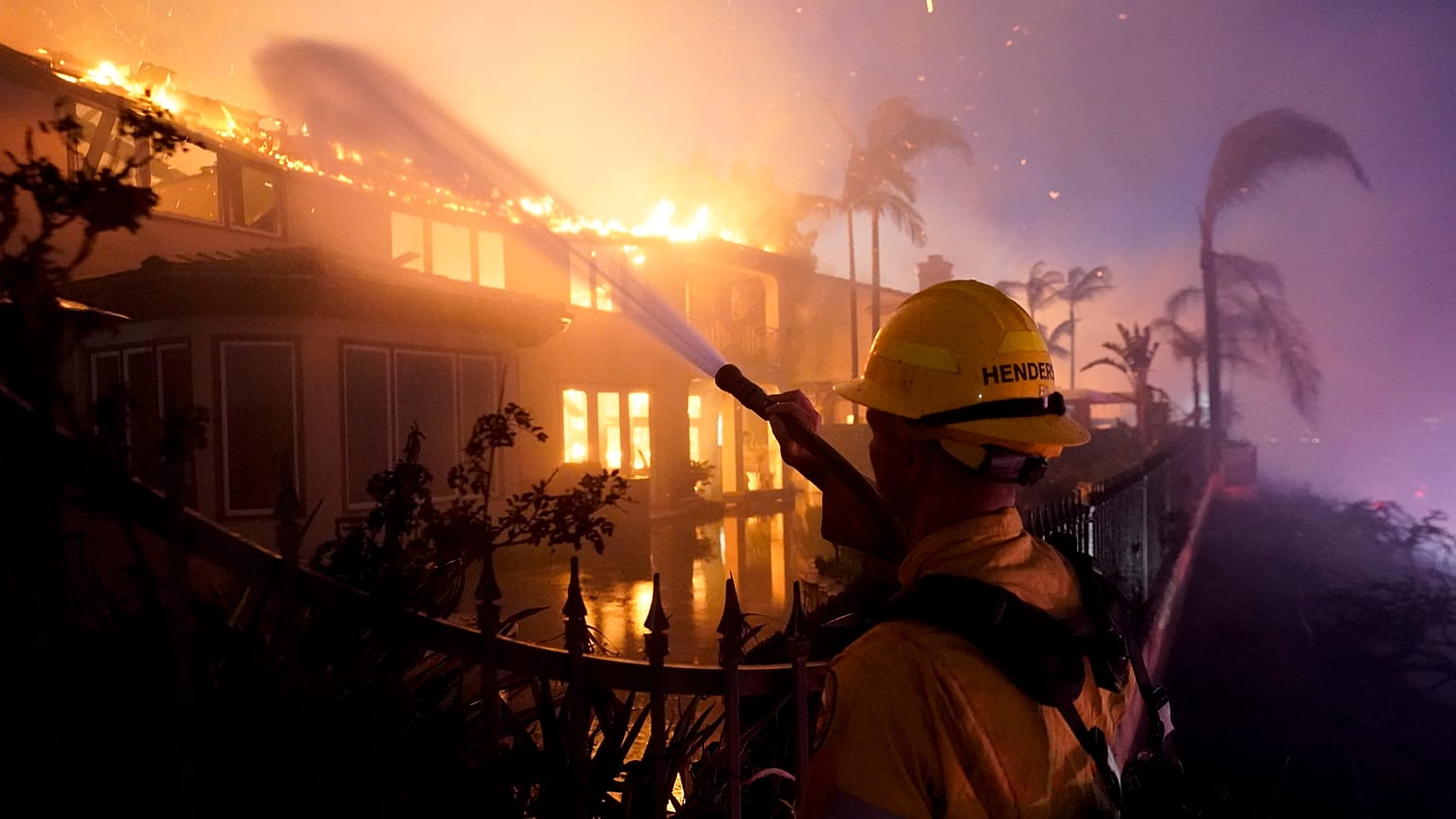Un pompier essayant d'éteindre le feu mercredi 11 mai 2022, à Laguna Niguel, en Californie. 