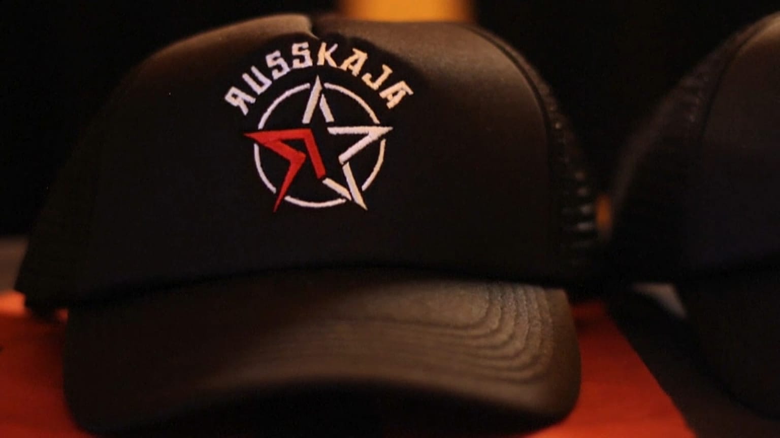 Un cappellino con il simbolo della band