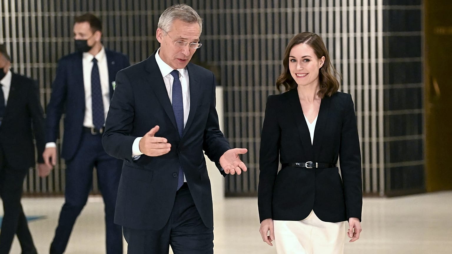 Archives : le secrétaire général de l'Otan, Jens Stoltenberg, et la Première ministre filandaise, Sanna Marin, à Helsinki le 25 octobre 2021 