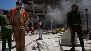 Un cuerpo cubierto con sábanas yace fuera del Hotel Saratoga de cinco estrellas después de una explosión mortal en La Habana Vieja, Cuba, el 6 de mayo de 2022.