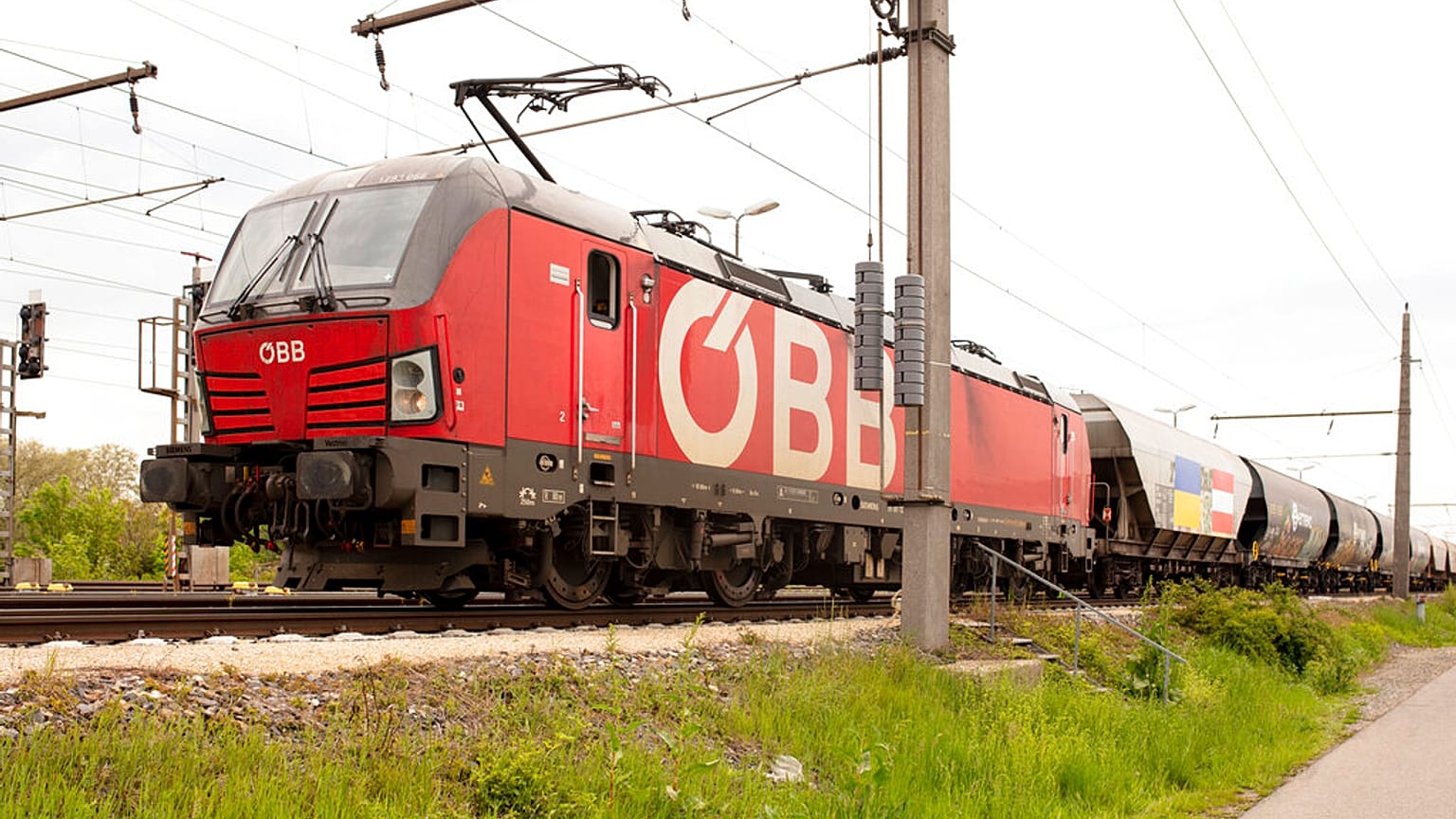 Comboio de carga com forragem, vindo da Ucrânia, chega a Viena, Áustria, sexta-feira, 6 de maio de 2022
