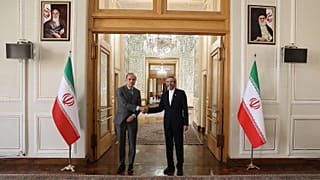 الدبلوماسي انريكي مورا منسّق الاتحاد الأوروبي ونائب وزير الخارجية الإيراني علي باقري 11 مايو 2022.