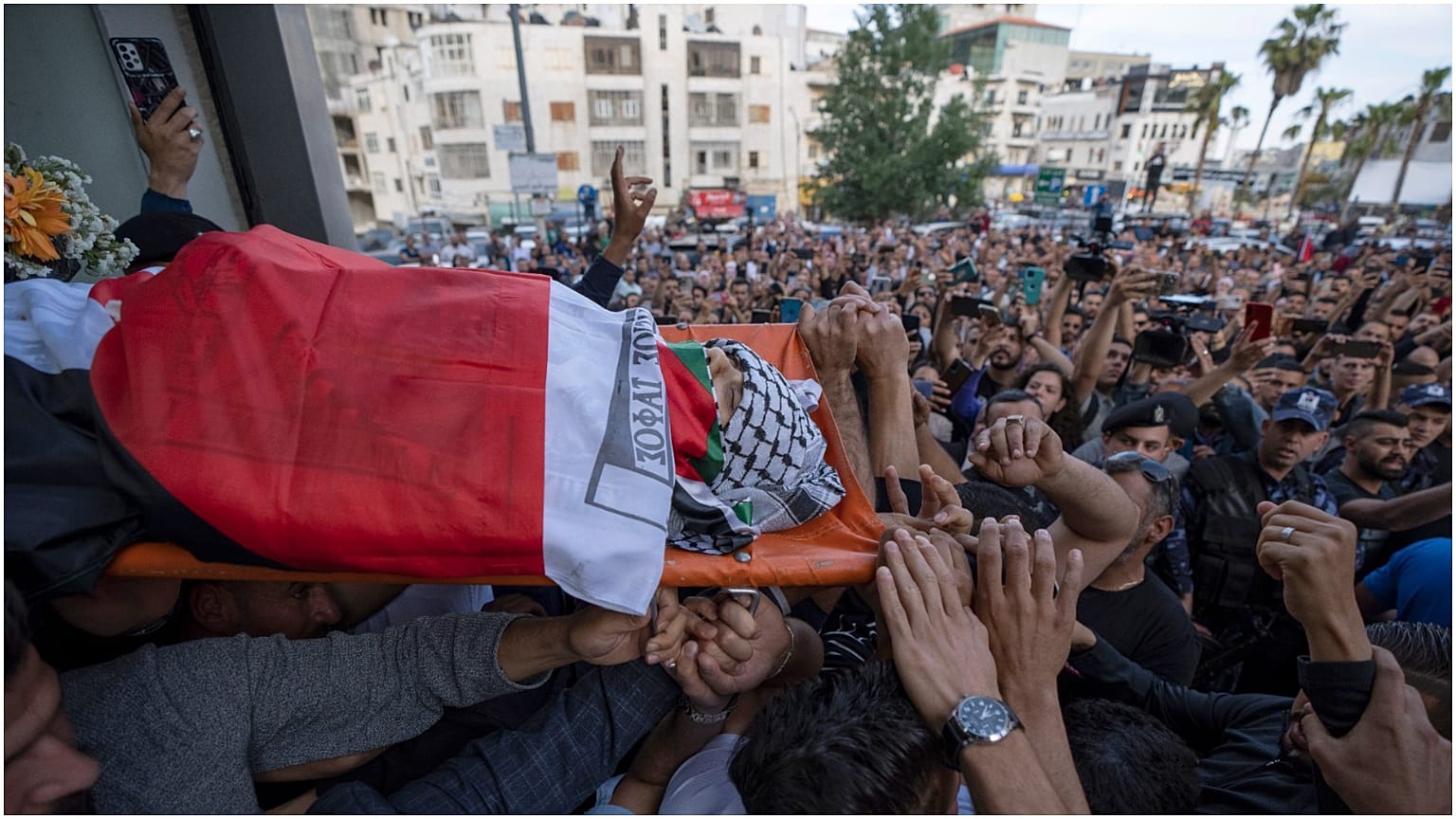 فلسطينيون يشيعون جثمان الصحفية شيرين أبو عاقلة