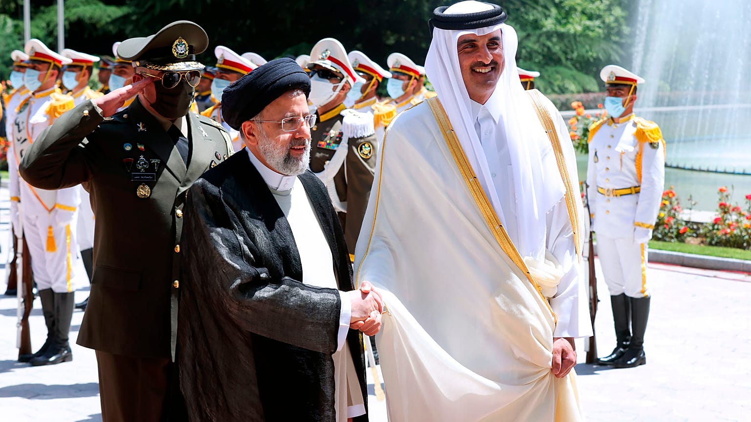 الرئيس الإيراني إبراهيم رئيسي يستقبل أمير قطر الشيخ تميم بن حمد آل ثاني خلال مراسم وصول رسمية في قصر سعد آباد في طهران - إيران.