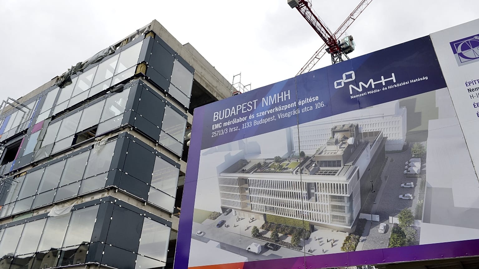 A Nemzeti Média- és Hírközlési Hatóság (NMHH) új hírközlési mérőkomplexumának szerkezetkész épülete Budapesten, a bokrétaünnepség napján, 2022. április 27-én