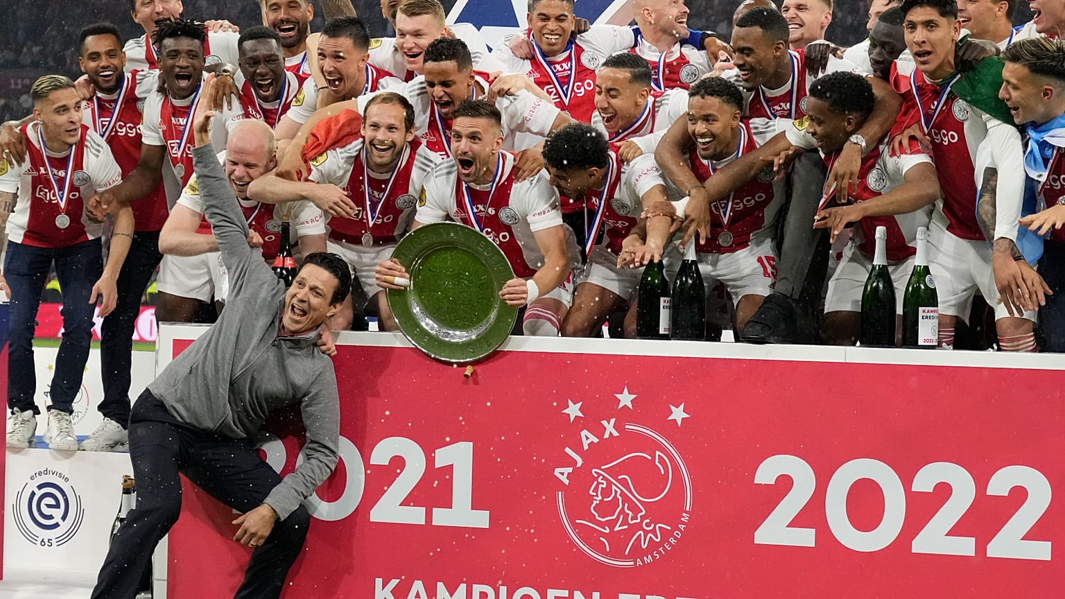 نادي أياكس يحتفل بالفوز باللقب الدوري الهولندي الممتاز لكرة القدم بعد مباراة ضد هيرنفين في ملعب يوهان كرويف أرينا في أمستردام بهولندا.
