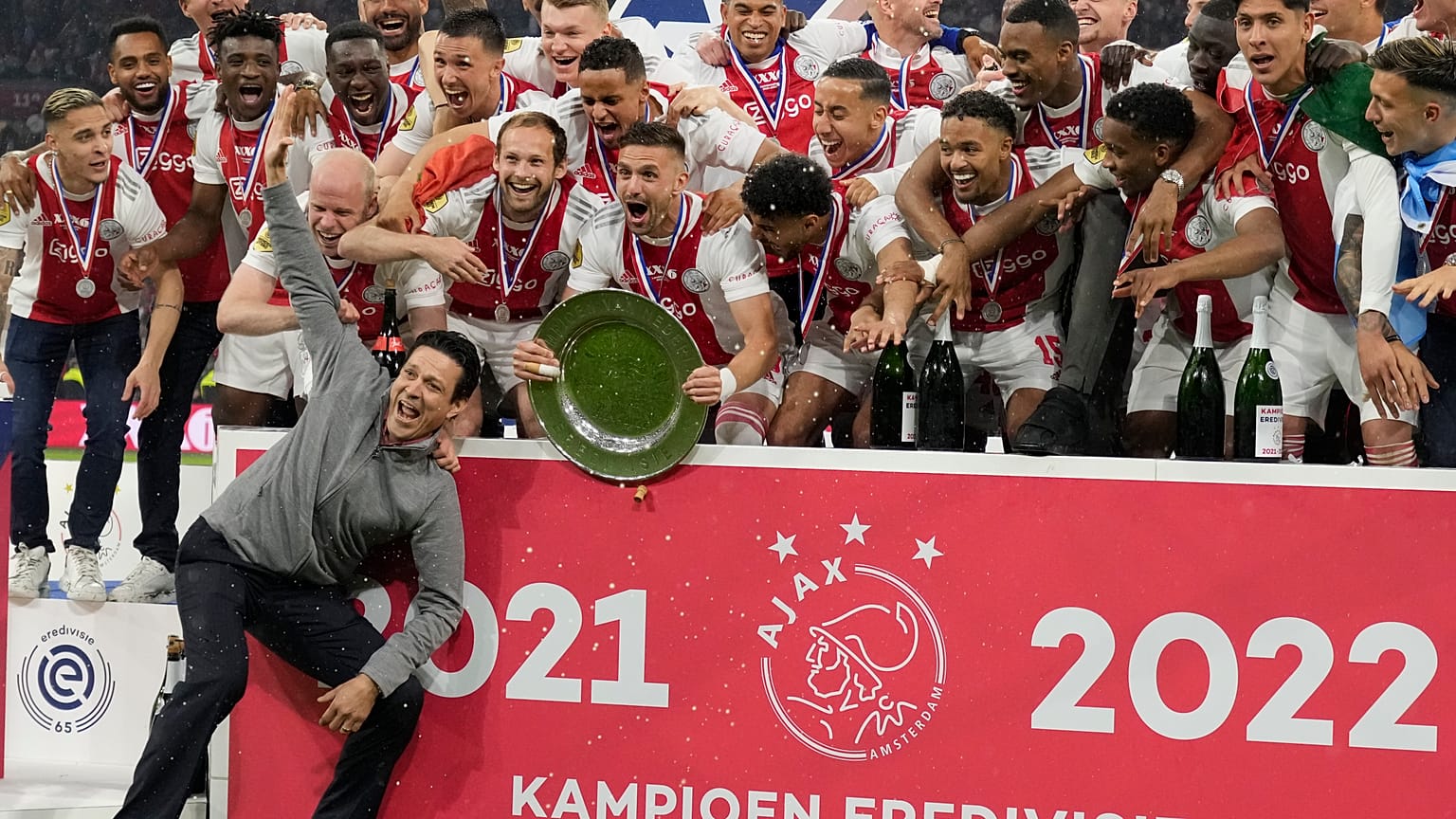 36. bajnoki címüket ünneplik az Ajax játékosai.