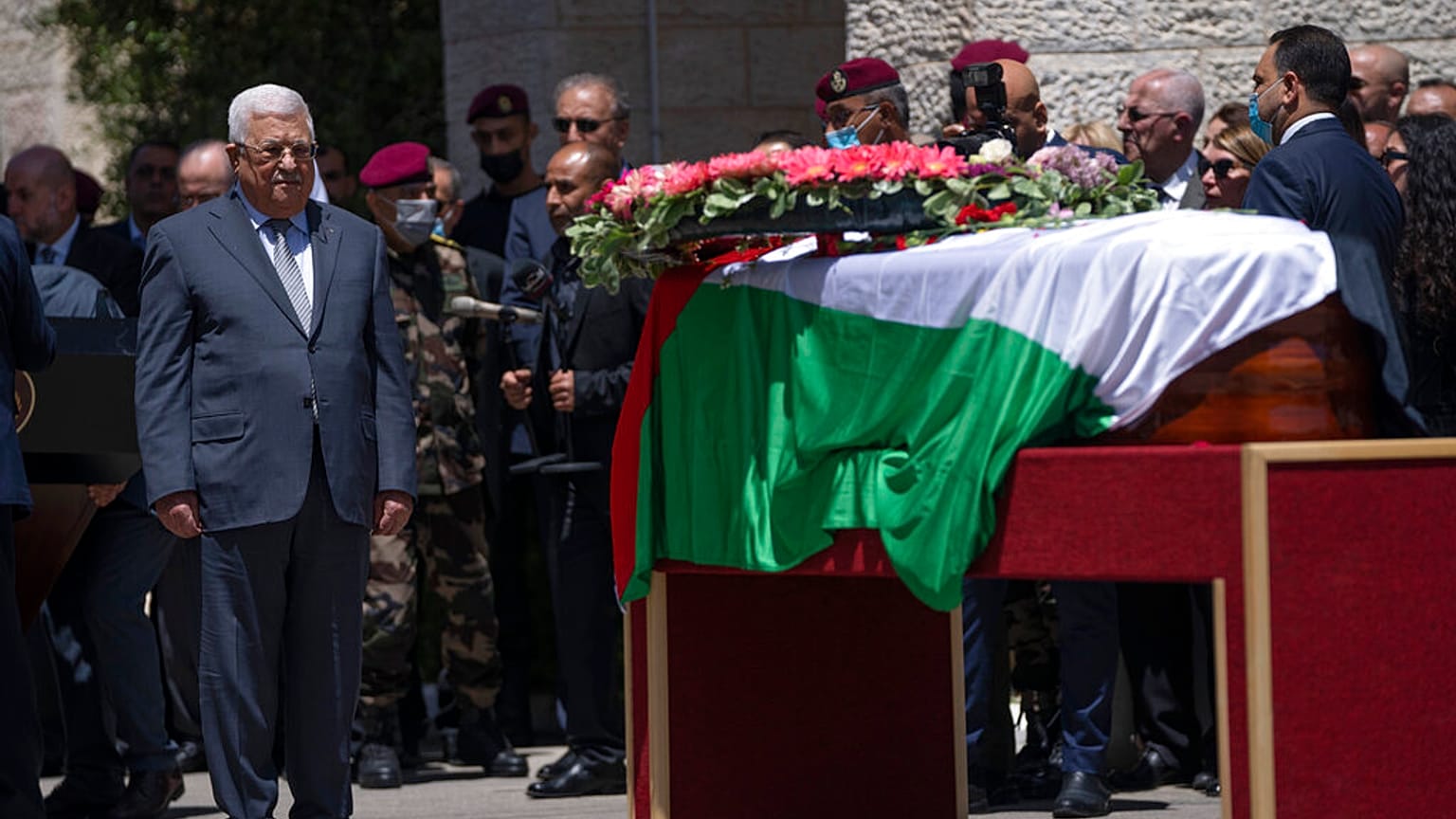 Il presidente palestinese Abbas durante i funerali alla giornalista Abu Akleh