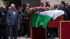 Palästinenserpräsident Mahmut Abbas beim Staatsbegräbnis für die getötete Journalistin Schirin Abu Akle