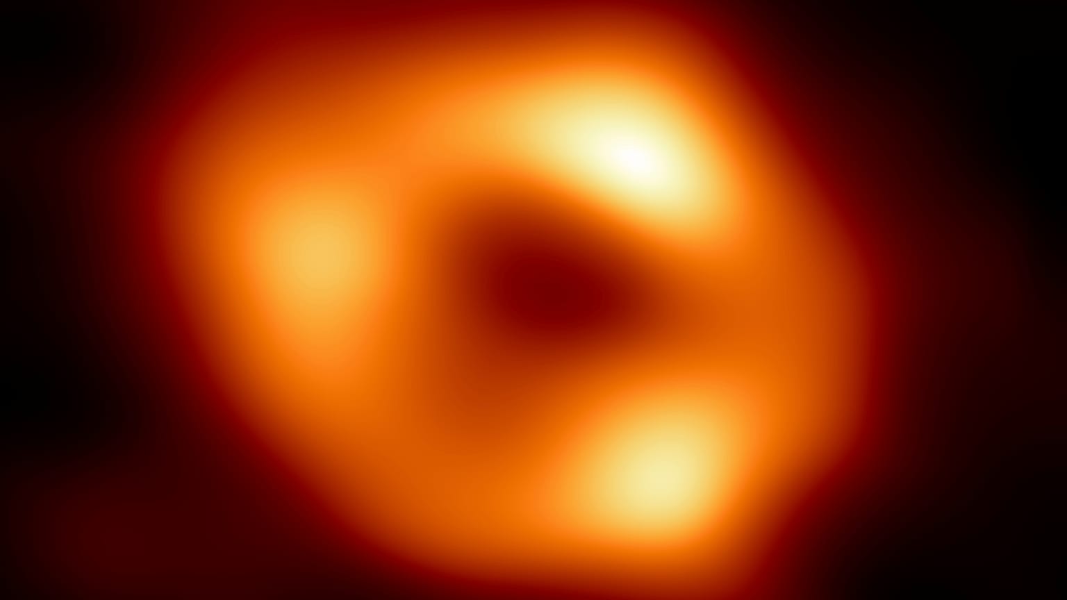 Чёрная дыра в центре Млечного пути, снимок сделан в рамках проекта Event Horizon Telescope, 12 мая 2022 г.