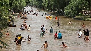 Des habitants de Lahore essayent de se rafraîchir, alors que les températures atteignent les 38°C. Le 8 mai 2022