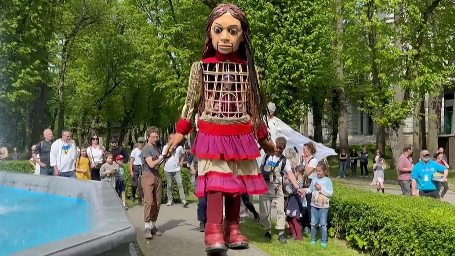 "Little Amal", a giant puppet depicting a Syrian refugee girl, arrives in the Western city of Lviv, Ukraine.