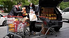 Zwei Frauen in Peking erledigen einen Großeinkauf.