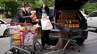 Zwei Frauen in Peking erledigen einen Großeinkauf.