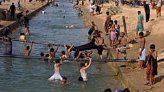 Habitantes de Karachi se refrescan en un canal de la ciudad