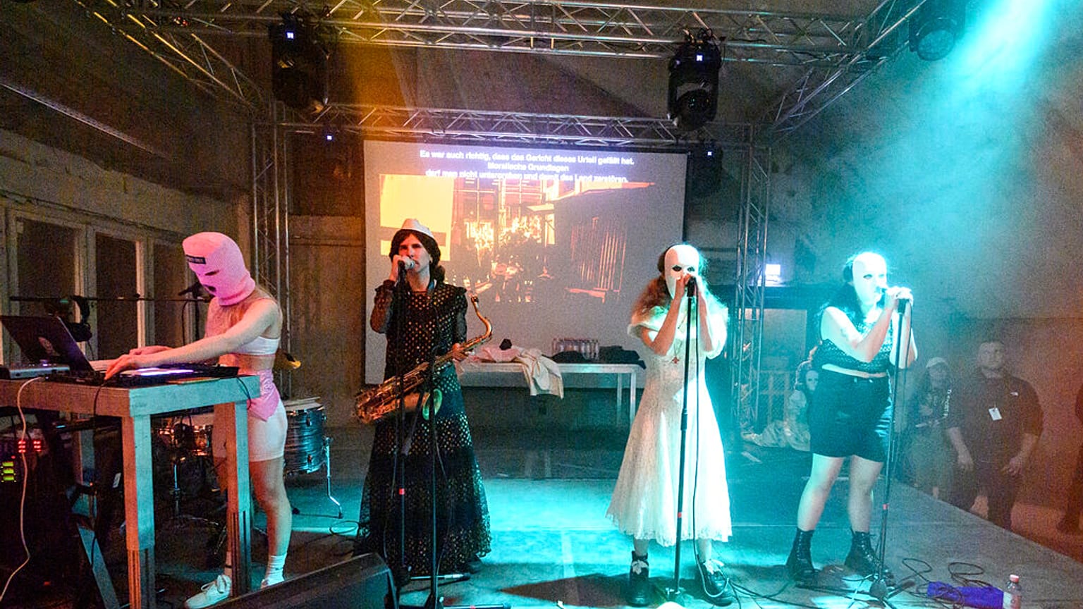 Pussy Riot este jueves durante su concierto en Belín