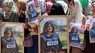 فلسطينيون في جنازة رمزية، بعد اغتيال الصحفية شيرين أبو عاقلة في مدينة غزة.