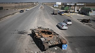 Ukránok által  kilőtt orosz tank Kijev mellett