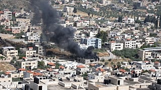 الدخان يرتفع في أحد أحياء جنين حيث كثف الجيش الإسرائيلي عملياته مؤخراً