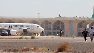 طائرة في مطار عدن، اليمن.