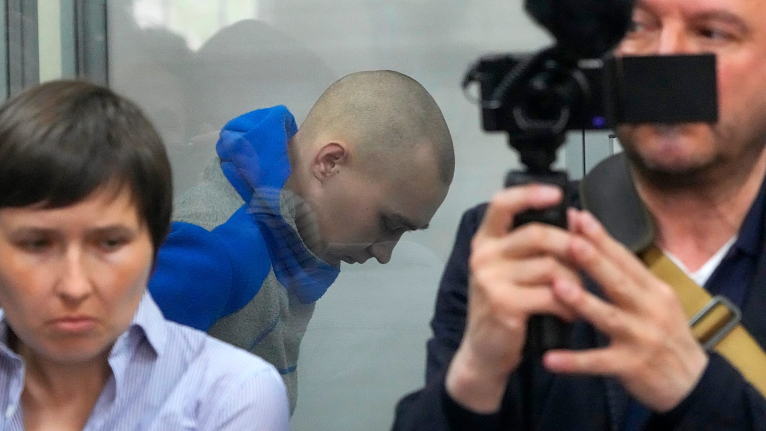 Le soldat de l'armée russe Vadim Chichimarine lors d'une audience au tribunal à Kyiv, en Ukraine, vendredi 13 mai 2022. 