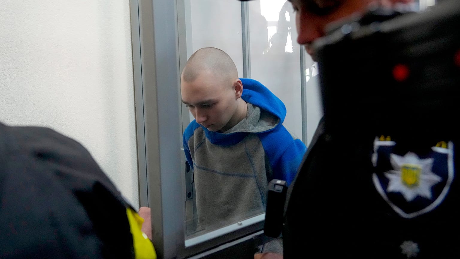 فاديم شيشيمارين، جندي روسي البالغ 21 عاما، أمام محكمة منطقة سولوميانسك بكييف لمحاكمته بتهمة القتل، أوكرانيا.