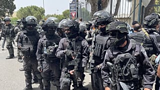 قوات إسرائيلية تداهم مستشفى مار يوسف في القدس حيث ينتظر الأهالي تشييع جثمان الصحفية الفلسطينية شيرين أبو عاقلة