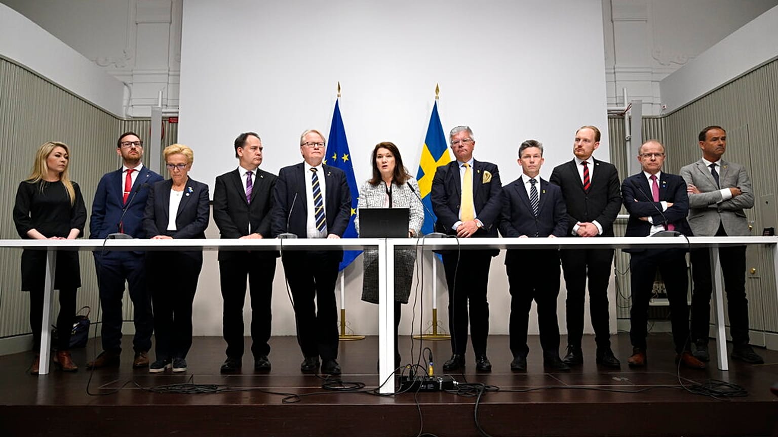 A svéd védelmi miniszter, Peter Hultqvist, és a külügyminiszter, Ann Linde biztonsági elemzők csoportjával, akikkel a NATO-csatlakozásról szóló jelentést bemutatták