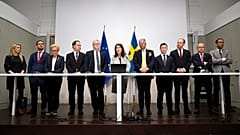 A svéd védelmi miniszter, Peter Hultqvist, és a külügyminiszter, Ann Linde biztonsági elemzők csoportjával, akikkel a NATO-csatlakozásról szóló jelentést bemutatták