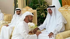 الشيخ خليفة بن زايد آل نهيان رئيس دولة الإمارات العربية المتحدة وحاكم أبوظبي إلى اليمين مع في الشيخ محمد بن زايد آل نهيان ولي عهد أبوظبي 2019