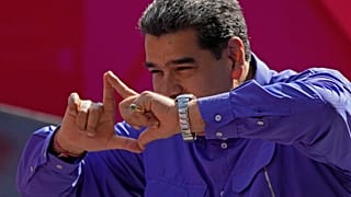 El presidente de Venezuela, Nicolás Maduro, gesticula en el escenario durante una manifestación del Primero de Mayo en Caracas, Venezuela, el domingo 1 de mayo de 2022.