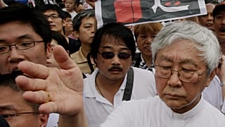 Il cardinale Zen in mezzo ai manifestanti a Hong Kong
