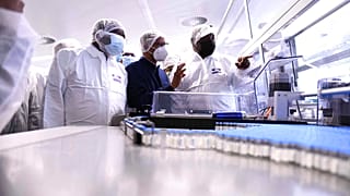 Südafrikas Präsident Ramaphosa mit einer Delegation beim Pharmakonzern ASPEN in Port Elizabeth, 29.03.2021