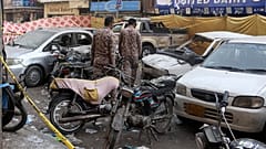 رجال أمن في موقع الانفجار، كاراتشي- باكستان 12/05/2022