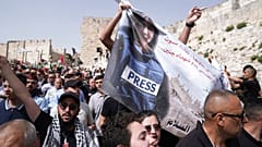 Trauergäste tragen Poster der getöteten Al-Jazeera-Journalistin Shirin Abu Akleh, 13.05.2022