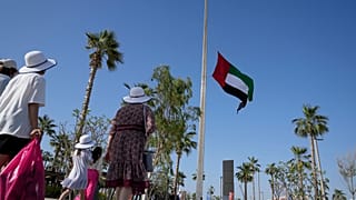 أثناء تنكيس علم في دبي، الإمارات العربية المتحدة، الجمعة 13 مايو 2022.