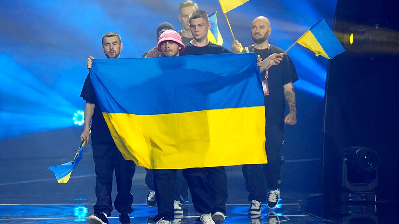 Kalush Orchestra représentant l'Ukraine arrive pour la dernière répétition générale du Concours Eurovision de la chanson à Turin, en Italie, vendredi 13 mai 2022. 