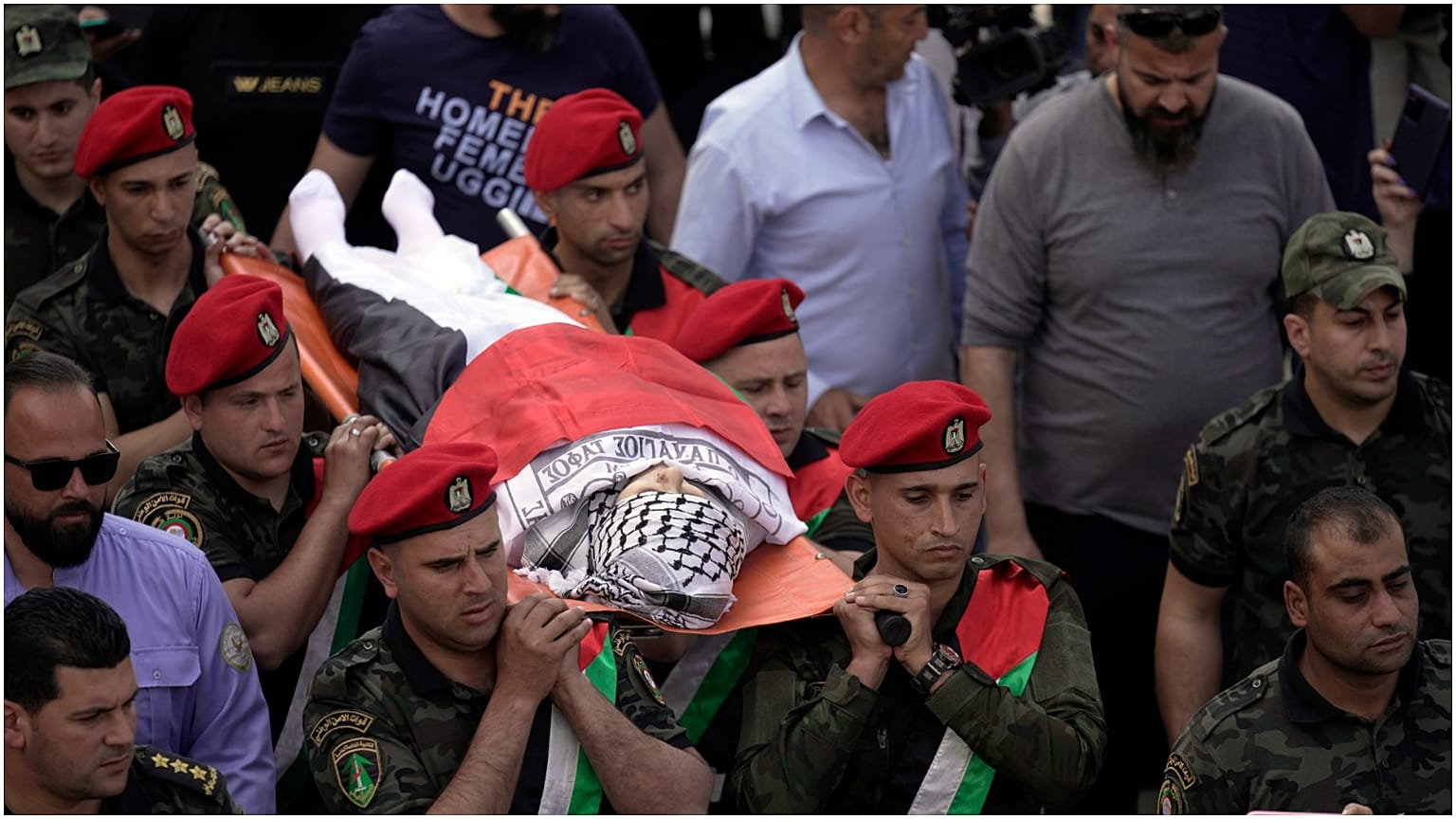 الصحفية المخضرمة المقتولة شيرين أبو عقله على أكتاف حرس الشرف الفلسطيني في مدينة نابلس بالضفة الغربية  الأربعاء 11/05/2022