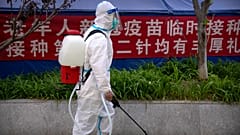 Pulvérisation de désinfectant près d'un site de test de Covid-19 à Pékin, en Chine, le 7 mai 2022