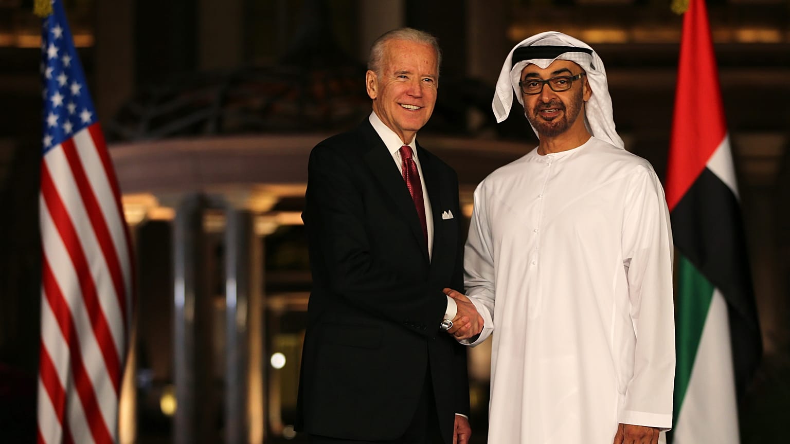 جو بايدن، نائب الرئيس الأمريكي سابقا يصافح الشيخ محمد بن زايد آل نهيان، ولي عهد أبوظبي في قصر الإمارات في أبو ظبي، الإمارات العربية المتحدة 2016