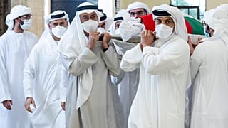 الشيخ محمد بن زايد آل نهيان، حاكم أبوظبي  والشيخ منصور بن زايد آل نهيان ن يحملان جثمان الشيخ خليفة بن زايد آل نهيان  في أبو ظبي، الإمارات العربية المتحدة