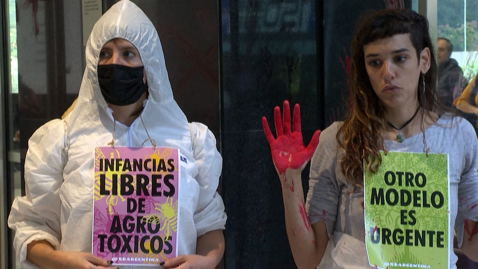 Büros von Monsanto in Buenos Aires mit Kunstblut beschmiert