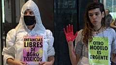 Büros von Monsanto in Buenos Aires mit Kunstblut beschmiert