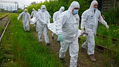 Männer tragen die Leiche eines russischen Soldaten